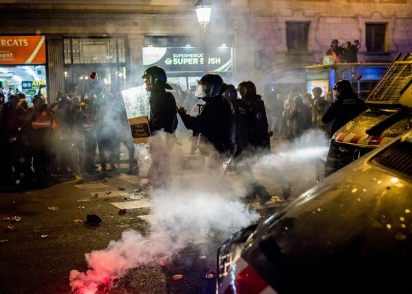 Polícia de choque espanhola enfrenta manifestantes pró-independência em Barcelona, em protesto contra a condenação de líderes catalães - Sputnik Brasil