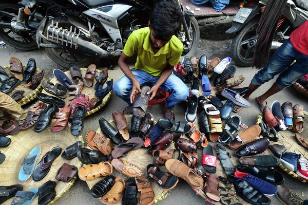 Vendedor ambulante de sapatos em Daca, Bangladesh - Sputnik Brasil