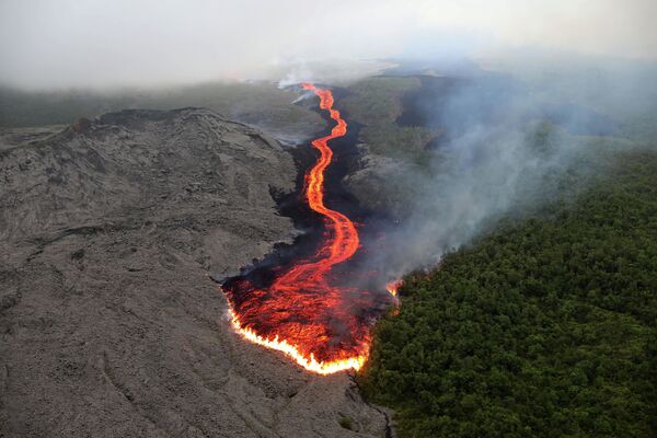 Lava do vulcão Piton de la Fournaise escorrendo em direção ao oceano Índico na Ilha da Reunião, território ultramarino da França - Sputnik Brasil