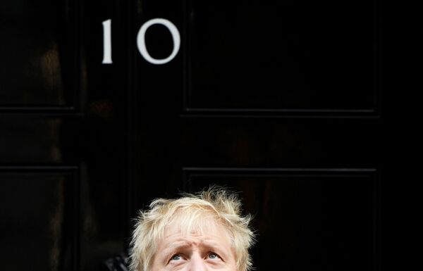 Primeiro-ministro britânico, Boris Johnson, posando para uma foto durante encontro com patrocinadores da Legião Real Britânica na Downing Street, em Londres - Sputnik Brasil