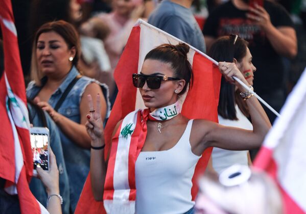 Manifestante libanesa durante ato contra o governo  - Sputnik Brasil