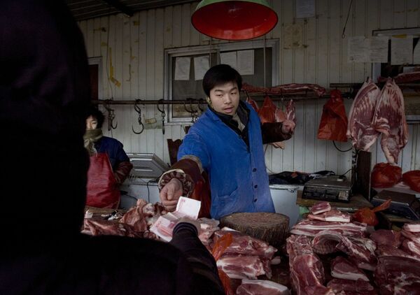 Diretora de think tank dos EUA alerta: grupo de nações poderosas está abandonando o dólar - Sputnik Brasil