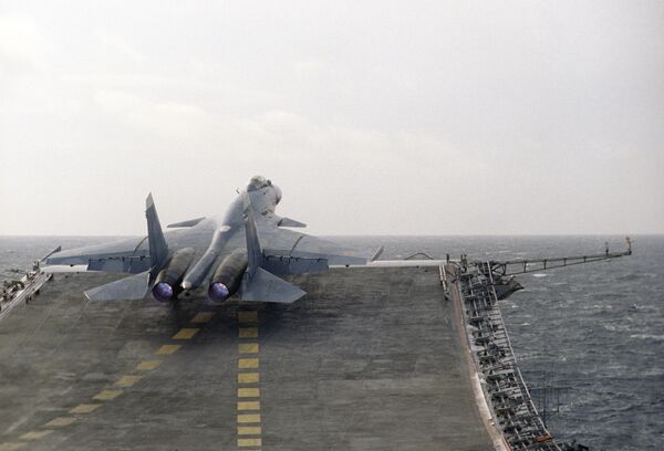 Pouso em porta-aviões: pilotos russos revelam como fazem uma das manobras mais complicadas - Sputnik Brasil
