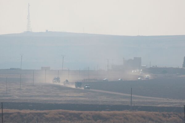 Rússia e Turquia iniciam 2ª rodada de patrulhas na fronteira síria (VÍDEO) - Sputnik Brasil