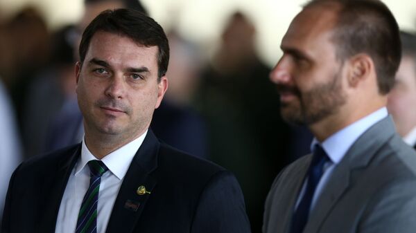 Filhos de Jair Bolsonaro, o senador Flávio Bolsonaro (PSL-RJ) e o deputado Eduardo Bolsonaro (PSL-SP), participam de cerimônia de imposição de insígnias da Ordem do Rio Branco, no Itamaraty, Brasília, 3 de maio de 2019 - Sputnik Brasil