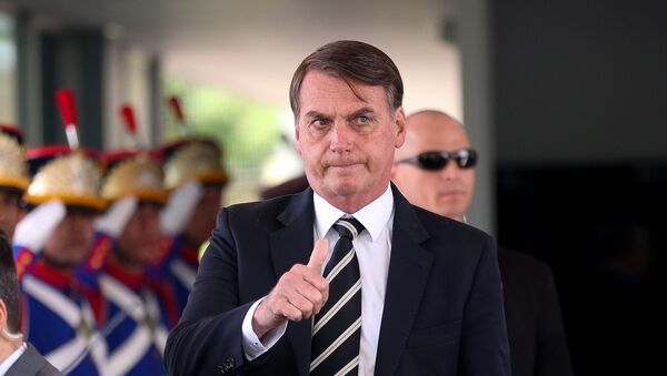 O presidente Jair Bolsonaro deixa o Ministério da Defesa após almoço com ministros de seu governo, em Brasília. - Sputnik Brasil