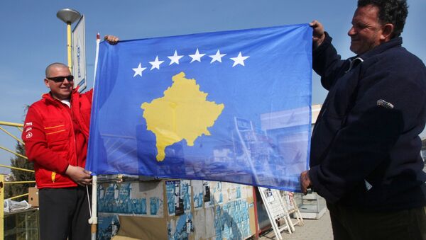 Moradores de Pristina levantam a bandeira de Kosovo - Sputnik Brasil