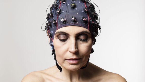 Ler os pensamentos: eletrodos medem a atividade cerebral a partir do método EGG - Sputnik Brasil