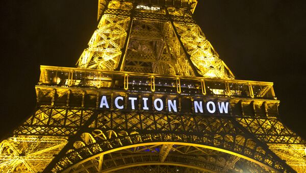Torre Eiffel se ilumina com slogan Ação Agora referindo-se à Conferência das Nações Unidas sobre Mudança Climática em Paris, França (imagem de arquivo) - Sputnik Brasil