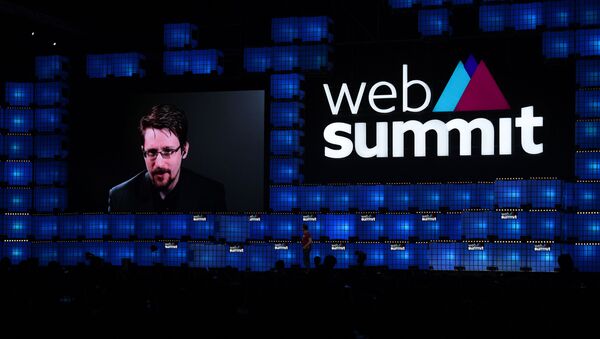 Edward Snowden fala durante a abertura da Web Summit, em Lisboa, no dia 4 de novembro de 2019. - Sputnik Brasil