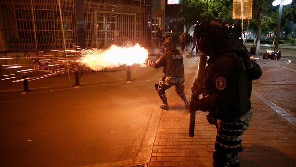 Policiais atiram bombas de gás lacrimogênio durante confronto entre apoiadores do presidente Evo Morales e membros da oposição, que rejeitam o resultado das últimas eleições - Sputnik Brasil