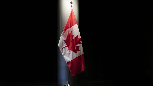 Bandeira canadense é iluminada na embaixada em Washington. - Sputnik Brasil