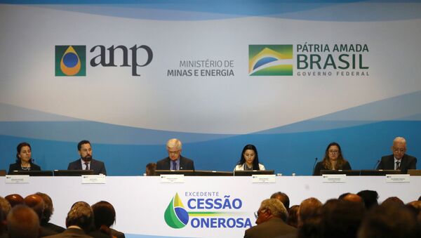Membros de da comissão de leilão da cessão onerosa de campos de petróleo do Pré-Sal reunidos no Rio de Janeiro em 6 de novembro. - Sputnik Brasil