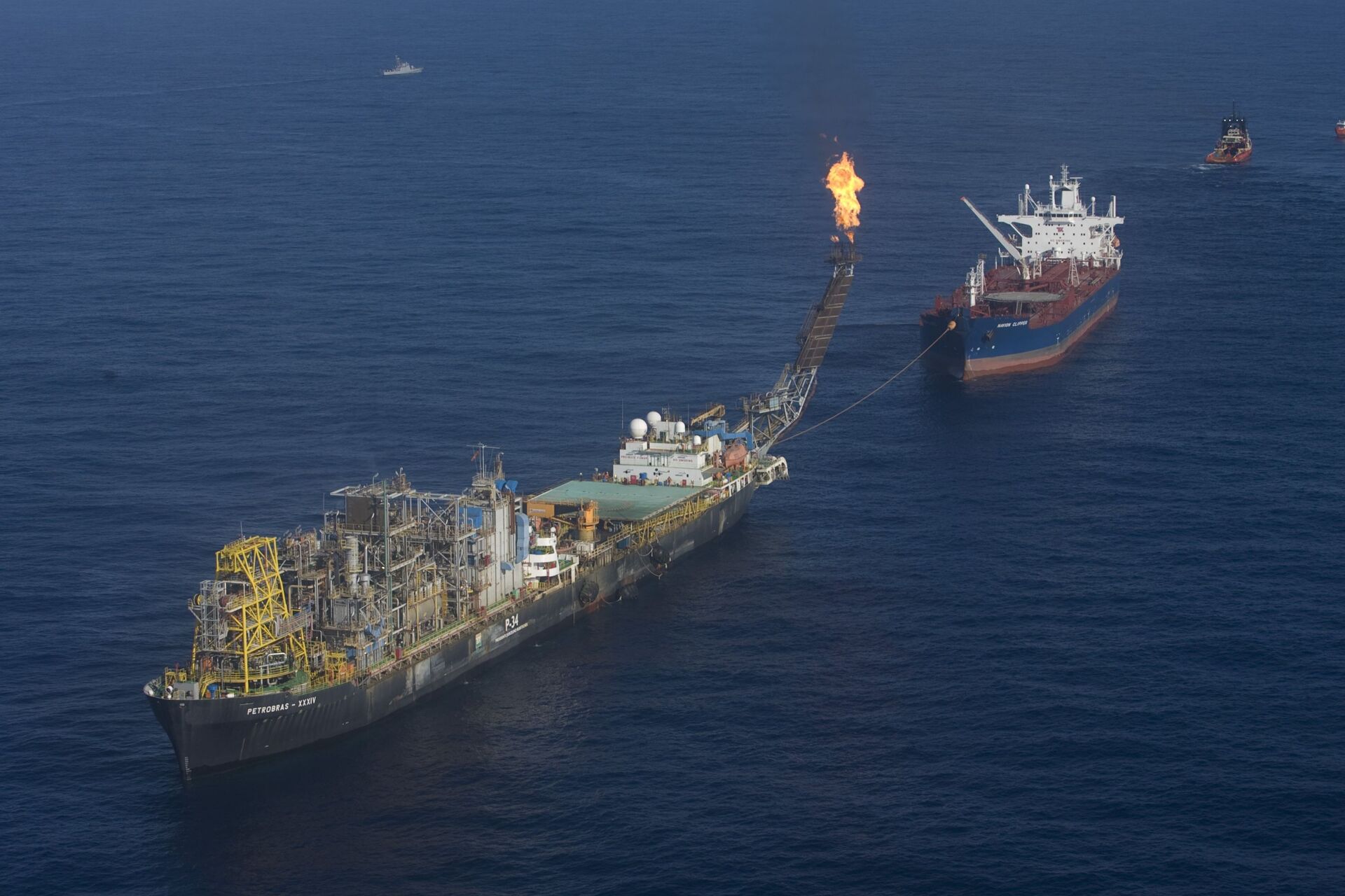 Vista da plataforma JK (P-34), da Petrobras, no campo de Jubarte, no Espírito Santo, a 112 km da costa de Vitória, no dia da inauguração da produção do primeiro poço para extrair petróleo da camada pré-sal - Sputnik Brasil, 1920, 03.11.2022