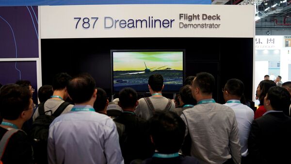 Pessoas visitam a cabine de um Boeing 787 Dreamliner durante a Exposição Internacional de Importação da China, no Centro de Convenção e Exibição Nacional de Xangai - Sputnik Brasil