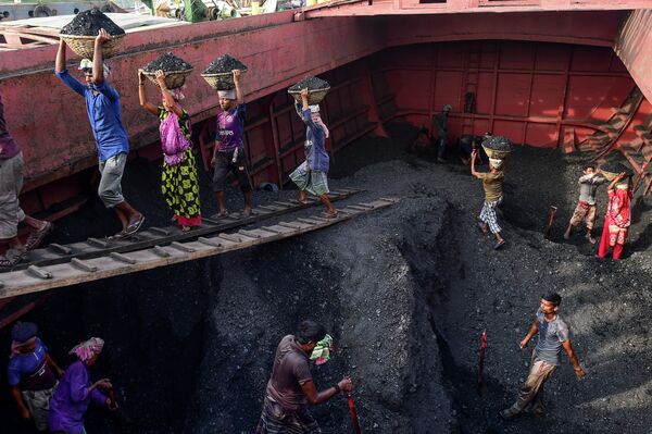 Trabalhadores descarregam navio com carvão em Gabtoli, Bangladesh - Sputnik Brasil
