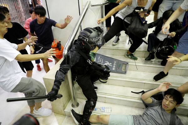 Confronto entre policial e manifestante no shopping Tai Po, em Hong Kong, China - Sputnik Brasil