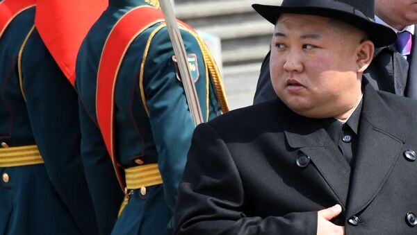 O líder norte-coreano Kim Jong-un durante cerimônia de abertura de nova estrada de ferro - Sputnik Brasil