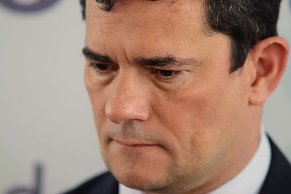 Analistas: Bolsonaro ataca Lava Jato para neutralizar Sergio Moro e afagar Centrão Analistas: Bolsonaro ataca Lava Jato para neutralizar Sergio Moro e afagar Centrão - Sputnik Brasil