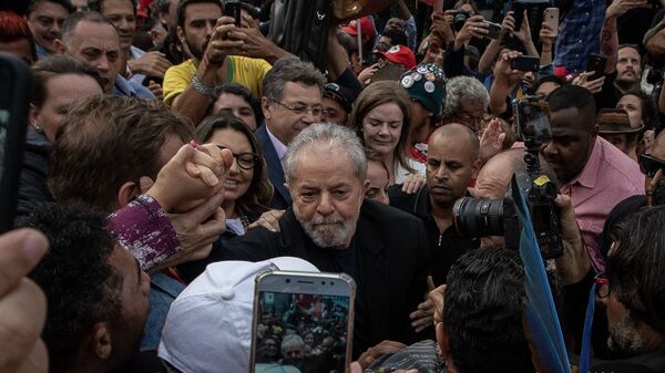 Ex-presidente Luiz Inácio Lula da Silva deixando a carceragem da Polícia Federal de Curitiba - Sputnik Brasil