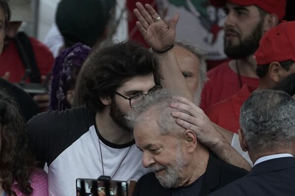 Ex-presidente Lula recebe beijo de seu neto, Thiago Trindade Lula da Silva, após sair da prisão em Curitiba - Sputnik Brasil