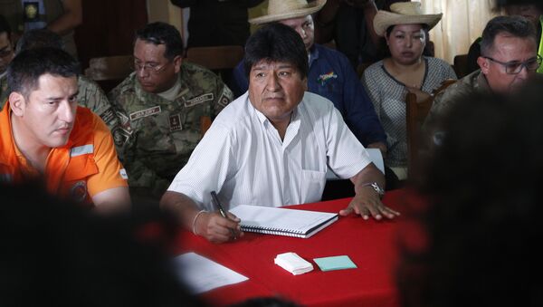 Ex-ministro da Defesa, Javier Zavaleta sentado à esquerda de Evo Morales - Sputnik Brasil