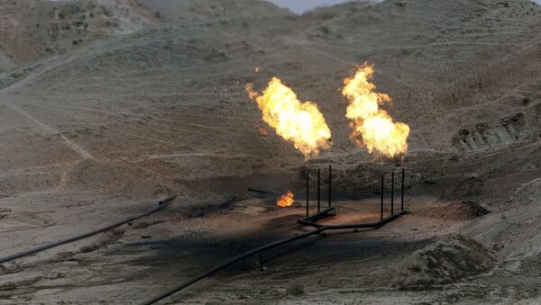 Chamas de gás ardendo no campo petrolífero na província iraniana de Khuzistão - Sputnik Brasil