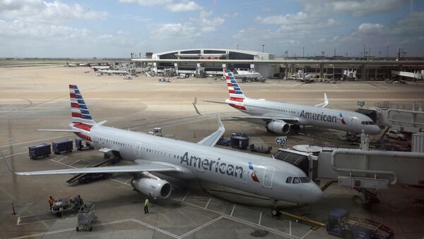 Aviões da American Airlines são vistos no Aeroporto Internacional Dallas-Fort Worth, no Texas, EUA (imagem de arquivo) - Sputnik Brasil