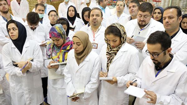 Foto poblicada pela agência de energia atômica do Irã, mostra cientistas tomando notas na instalação nuclear Fordo, em 9 de novembro de 2019  - Sputnik Brasil