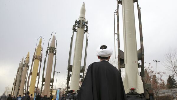 Um clérigo iraniano olha para mísseis superfície-superfície de fabricação nacional em um show militar que assinala o 40º aniversário da Revolução Islâmica, em Teerã, Irã - Sputnik Brasil
