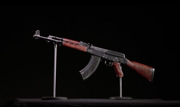 Exemplar mais antigo do fuzil AK é revelado pela 1ª vez ao mundo (FOTO)  - Sputnik Brasil