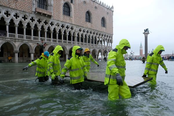 Praça de San Marco inundada após período de maré alta em Veneza, Itália - Sputnik Brasil