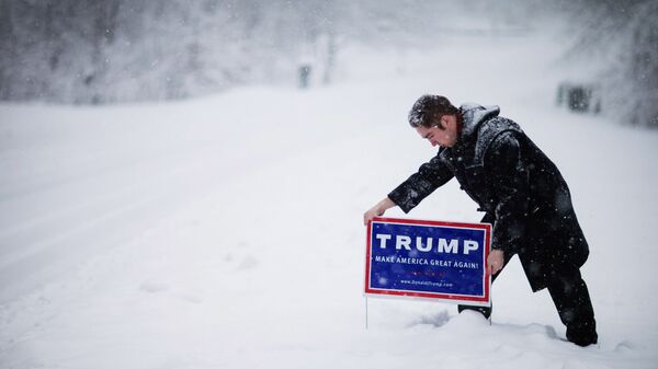 Eleitor de Trump coloca placa do então candidato na porta de sua casa, em New Hampshire, nos EUA (foto de arquivo). - Sputnik Brasil