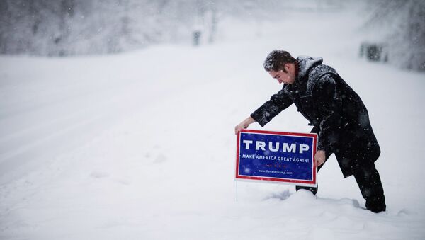 Eleitor de Trump coloca placa do então candidato na porta de sua casa, em New Hampshire, nos EUA (foto de arquivo). - Sputnik Brasil