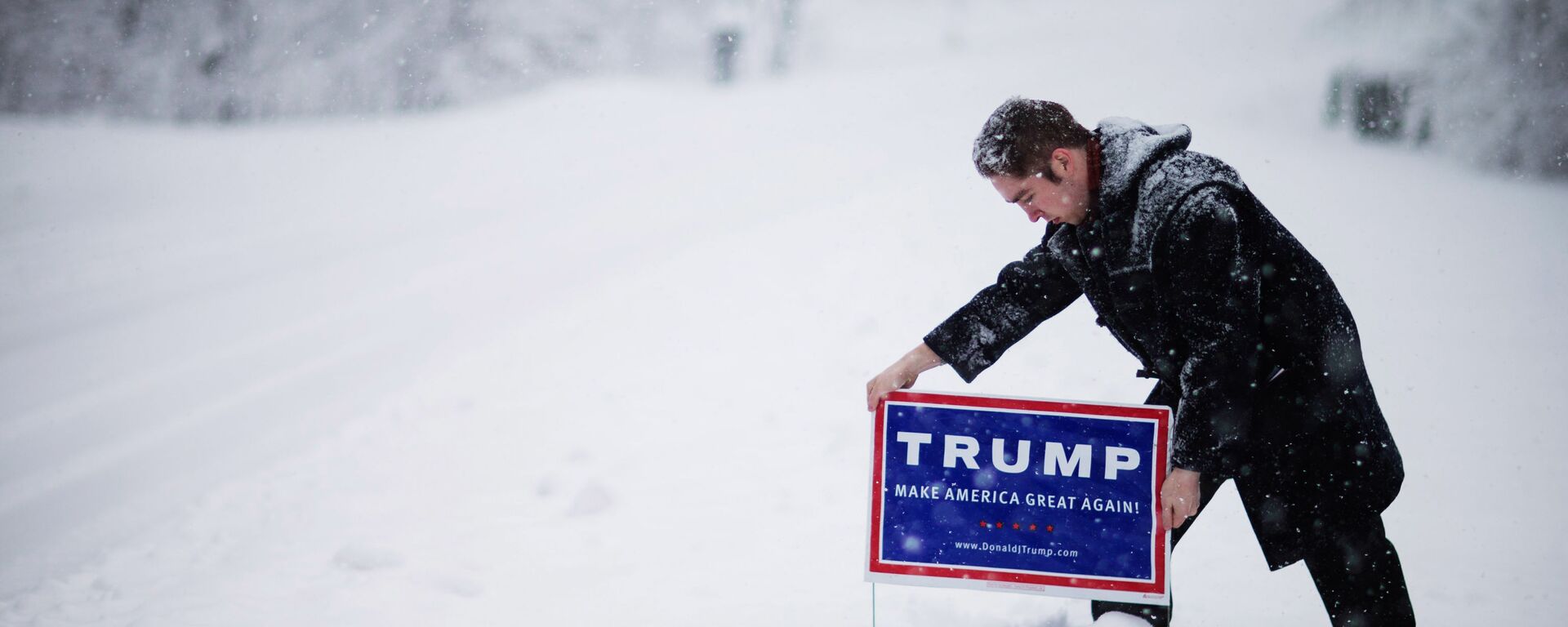 Eleitor de Trump coloca placa do então candidato na porta de sua casa, em New Hampshire, nos EUA (foto de arquivo). - Sputnik Brasil, 1920, 13.11.2019