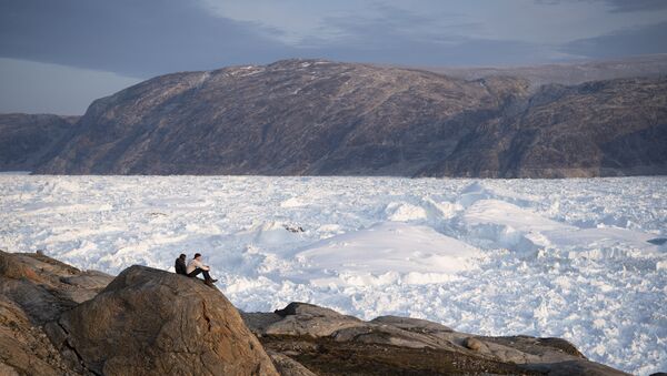 Estudantes observam o degelo na Groenlândia. A ilha é alvo de interesses internacional em função da sua posição estratégica. - Sputnik Brasil