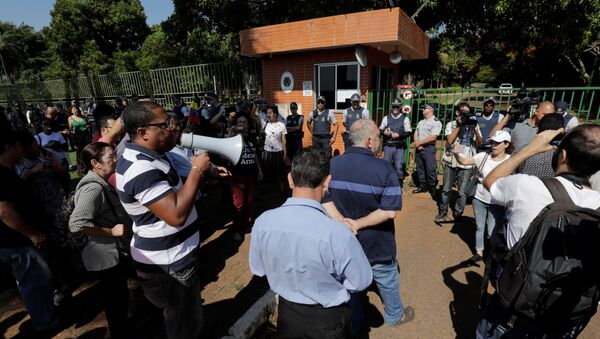Clima de tensão na porta da embaixada da Venezuela em Brasília, que foi ocupada por apoiadores de Juan Guaidó - Sputnik Brasil