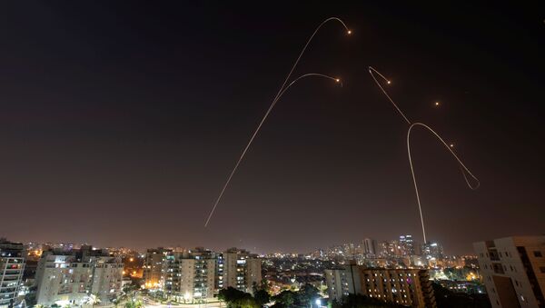 Sistema antimíssil Iron Dome dispara mísseis de intercepção quando foguetes são lançados de Gaza para Israel, como visto da cidade de Ashkelon, Israel, 13 de novembro de 2019 - Sputnik Brasil
