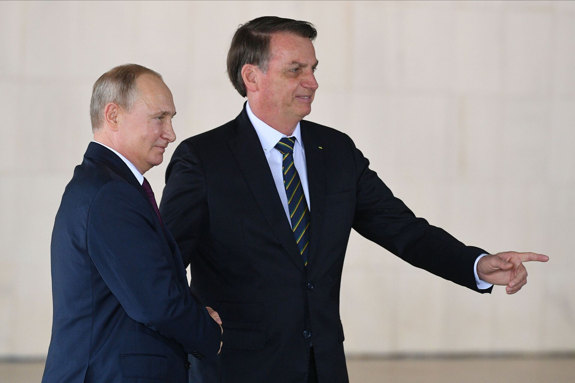 Presidente russo Vladimir Putin e presidente brasileiro Jair Bolsonaro em Brasília, durante cúpula do BRICS (imagem de arquivo) - Sputnik Brasil, 1920, 01.02.2022