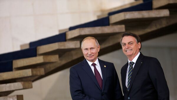 O presidente russo, Vladimir Putin, é recebido por Jair Bolsonaro, presidente do Brasil, durante a 11ª Cúpula do BRICS - Sputnik Brasil