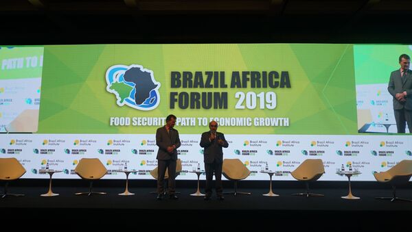 José Graziano (direita), ex-diretor-geral da FAO, sendo homenageado pelo presidente do Instituto Brasil África, João Bosco Monte, em São Paulo - Sputnik Brasil