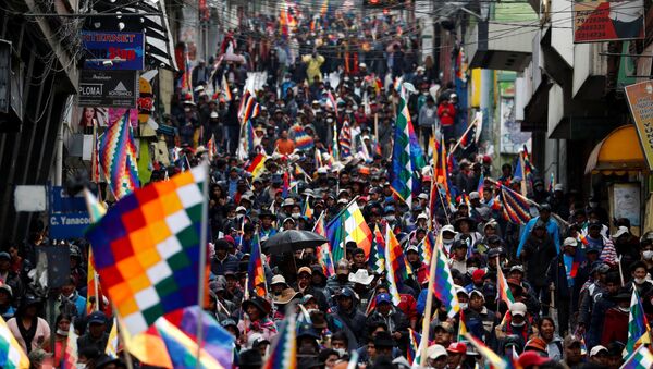Apoiadores de Evo Morales empunham a bandeira Wiphala em novos protestos em La Paz, em 14 de novembro de 2019 - Sputnik Brasil