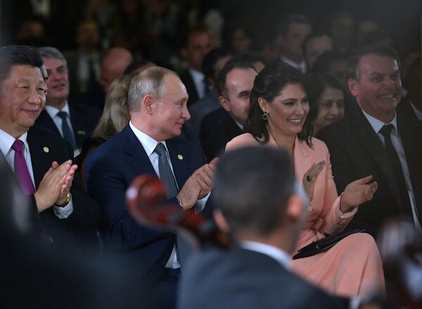 Presidente chinês Xi Jinping, presidente russo Vladimir Putin e presidente Jair Balsonaro, com sua esposa Michelle, durante um concerto para os líderes dos BRICS no Palácio Itamaraty, em Brasília, 13 de novembro de 2019 - Sputnik Brasil