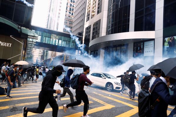 Pessoas fogem do gás lacrimogêneo lançado pela polícia em Central, Hong Kong, China, 11 de novembro de 2019 - Sputnik Brasil