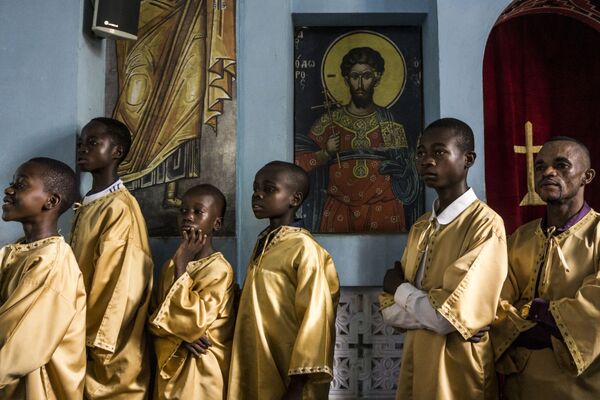 Ajudantes participam de missa de domingo na Catedral de Santo André, em Kananga, Congo - Sputnik Brasil