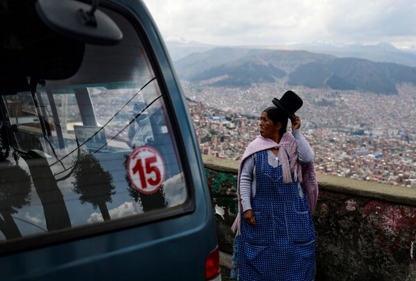 Indígenas bolivianas são vistas no caminho entre El Alto e La Paz, em 13 de novembro de 2019 - Sputnik Brasil