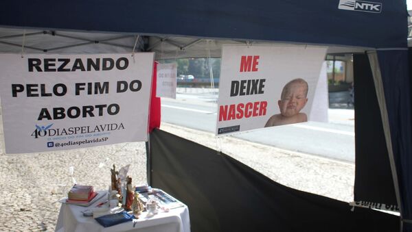 Acampamento montado por ativistas que fazem campanha contra o aborto na frente do Hospital Pérola Byington, no centro de São Paulo (SP), nesta sexta-feira (25). Vítimas de abuso sexual atendidas pelo hospital se sentem constrangida pela abordagem do grupo.Willian Moreira/Futura Press/Folhapress) - Sputnik Brasil