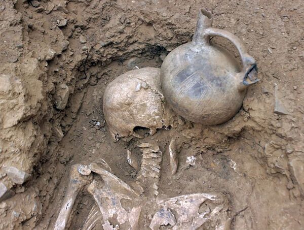 Templo de 3.000 anos com 21 tumbas é achado no Peru (FOTOS) Templo de 3.000 anos com 21 tumbas é achado no Peru (FOTOS) - Sputnik Brasil