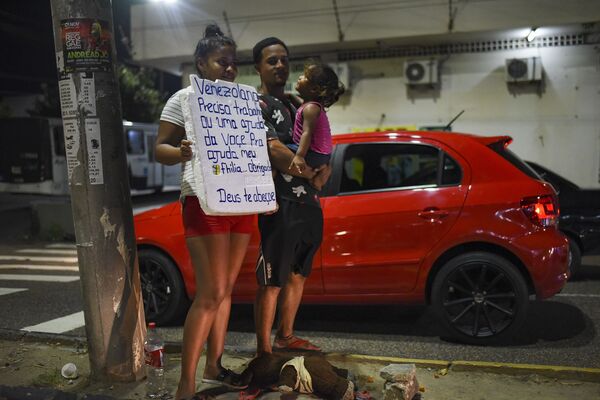 Barraca para passar a noite é única opção de muitos venezuelanos em Manaus - Sputnik Brasil