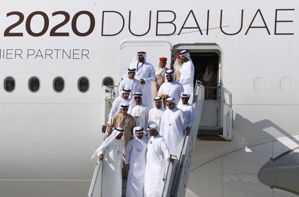 Príncipe herdeiro dos Emirados Árabes Unidos, Mohammed bin Zayed Al-Nahyan e o príncipe Hamdan bin Mohamed Al-Maktoum posando para fotos no Dubai Airshow 2019 - Sputnik Brasil